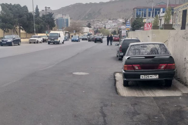 Maşını götürmədən yolu asfaltladılar - Foto