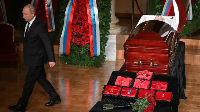 Putin Jirinovski ilə vidalaşdı - VİDEO