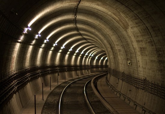 Metroda daha bir tunelin tikintisi yekunlaşdı