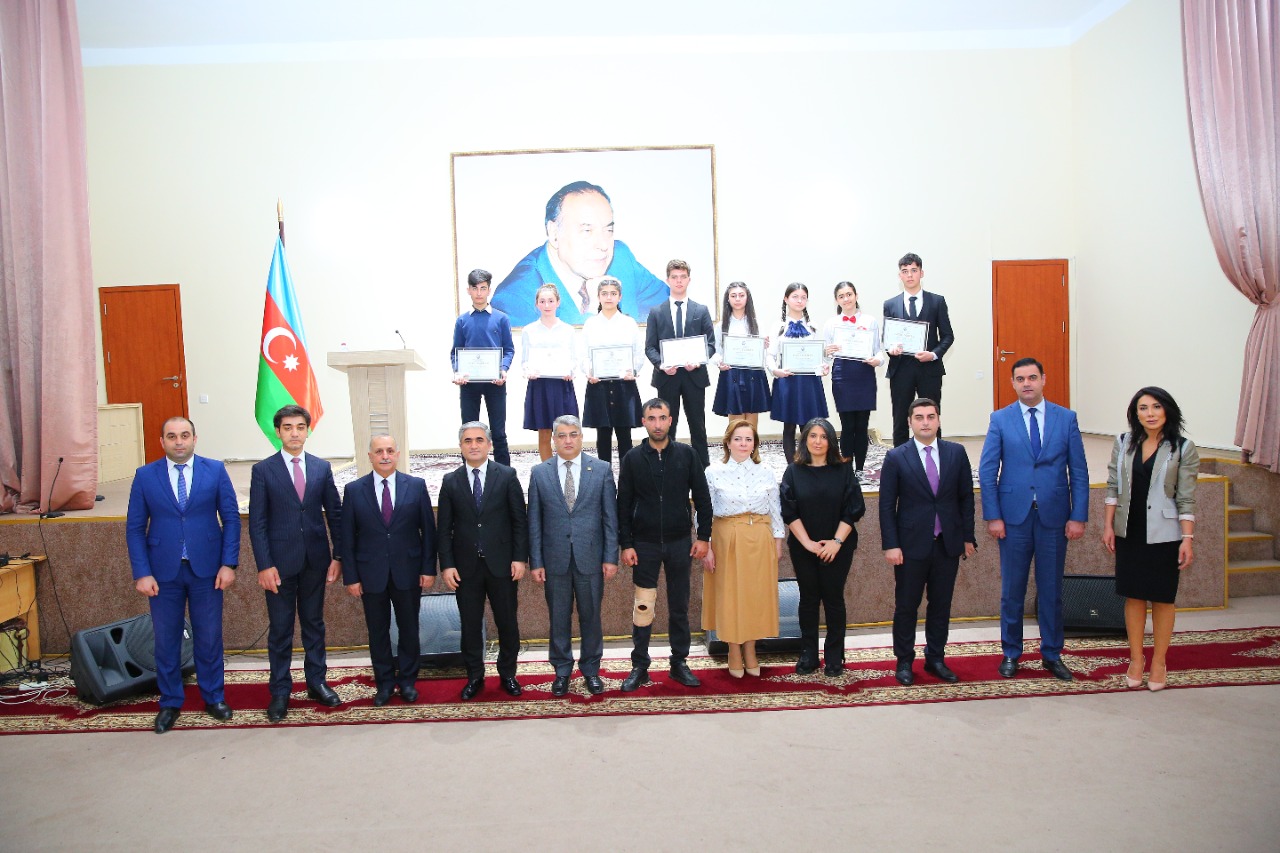 Binəqədili şagirdlərə fəxri fərman və hədiyyələr verildi - FOTO