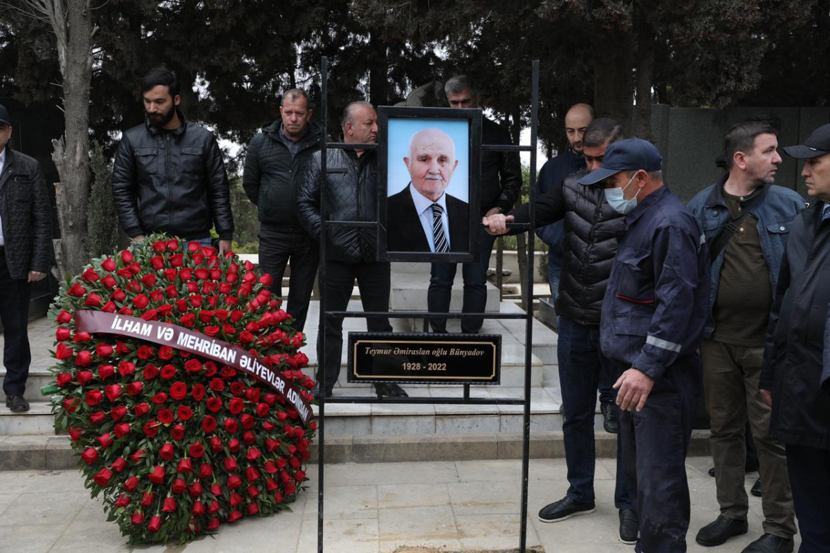 Prezident və birinci xanım alimin dəfn mərasiminə əklil göndərdi