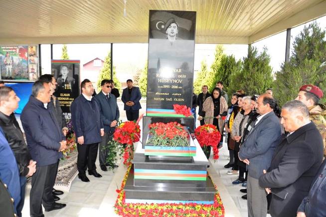 Qızılhacılıda Aprel şəhidinin məzarı ziyarət olunub