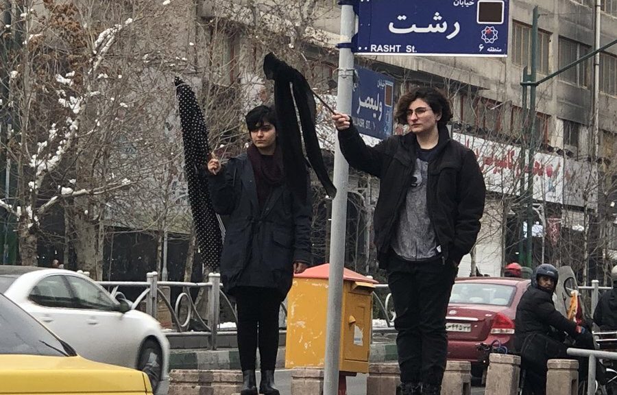 İranda qadınlar etiraz aksiyası keçirdi