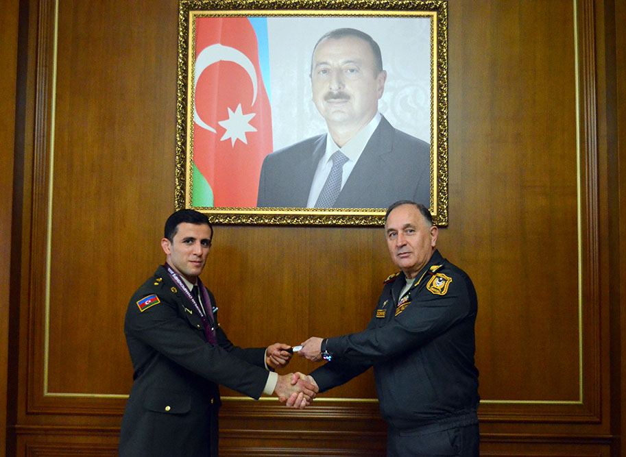 Kərim Vəliyev çempiona vaxtından əvvəl rütbə verdi - FOTO