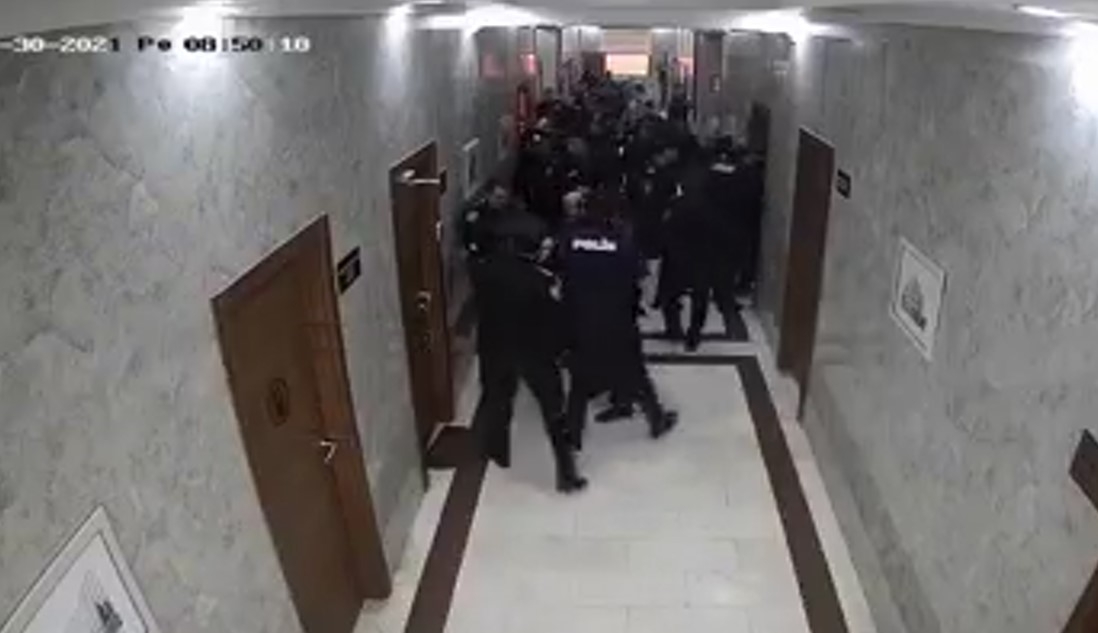 Polisin şöbədə arvadını öldürməsinin görüntüləri - VİDEO