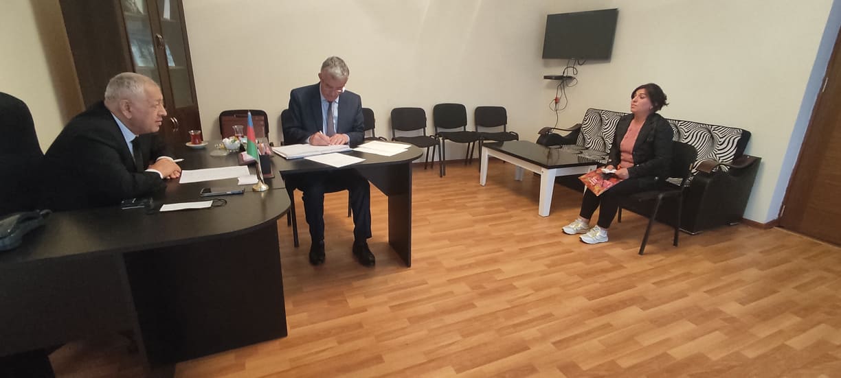 Deputat seçicilərlə təkbətək görüşdü