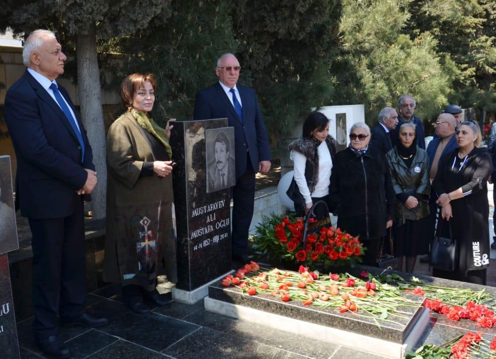 Alı Mustafayevin məzarı ziyarət olunub - FOTO