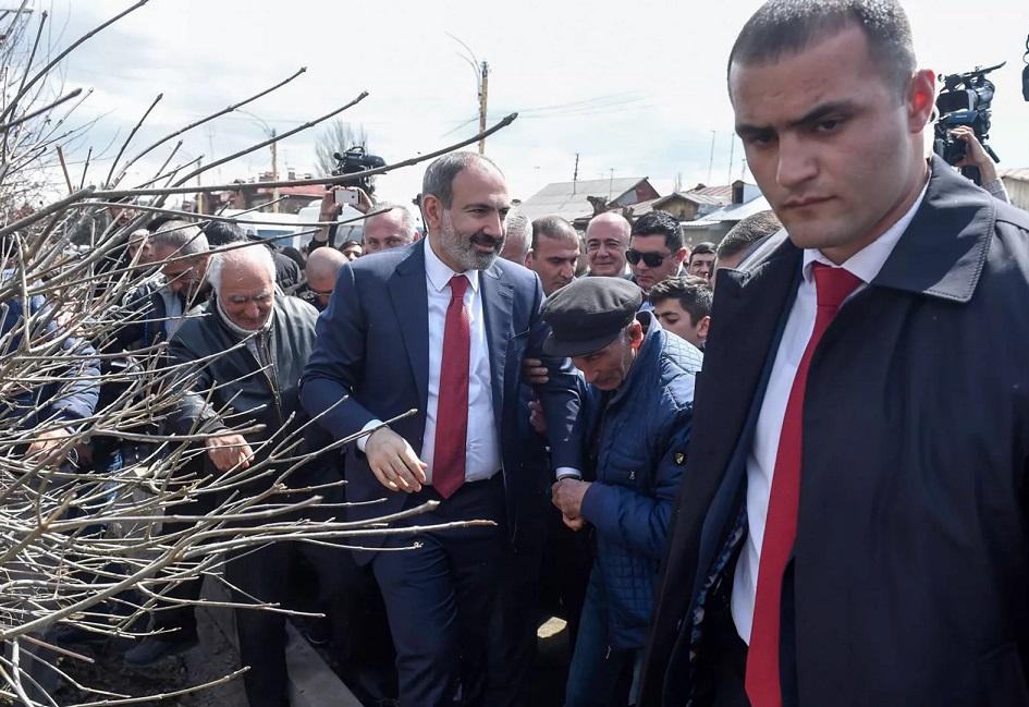 Paşinyan Gümrüyə getdi - Baş nazirə qarşı aksiya keçirildi