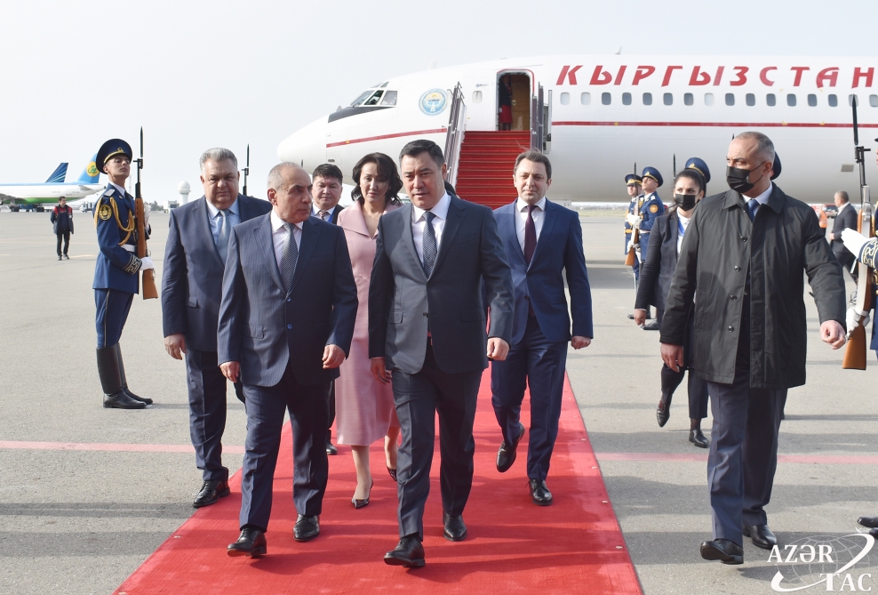 Qırğızıstan prezidenti Azərbaycana gəldi - FOTO