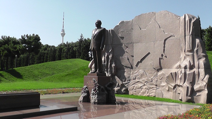 Sadır Japarov Heydər Əliyevin məzarını ziyarət etdi