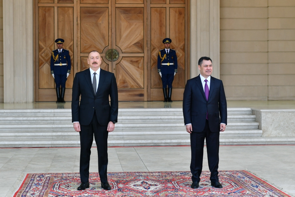 İlham Əliyev Qırğızıstan Prezidentini qarşıladı - FOTO