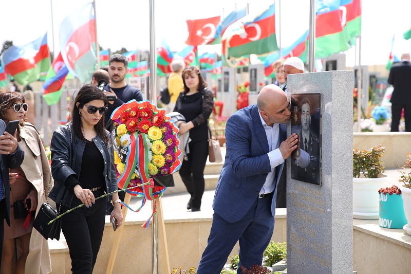 Zəfər Qurultayının iştirakçıları Fəxri və Şəhidlər xiyabanında - FOTO
