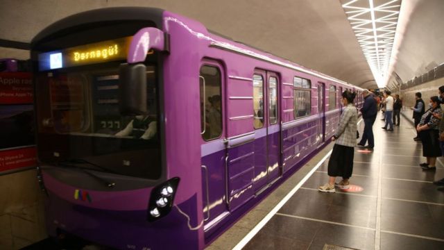 Metroda PROBLEM: sərnişinlər qatardan düşürüldü