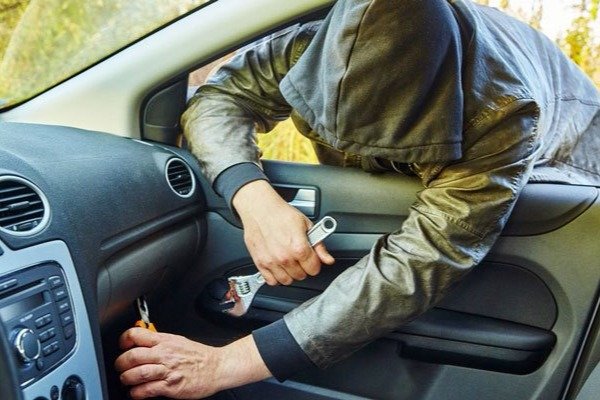 Bakıda “Mercedes” qaçırıldı