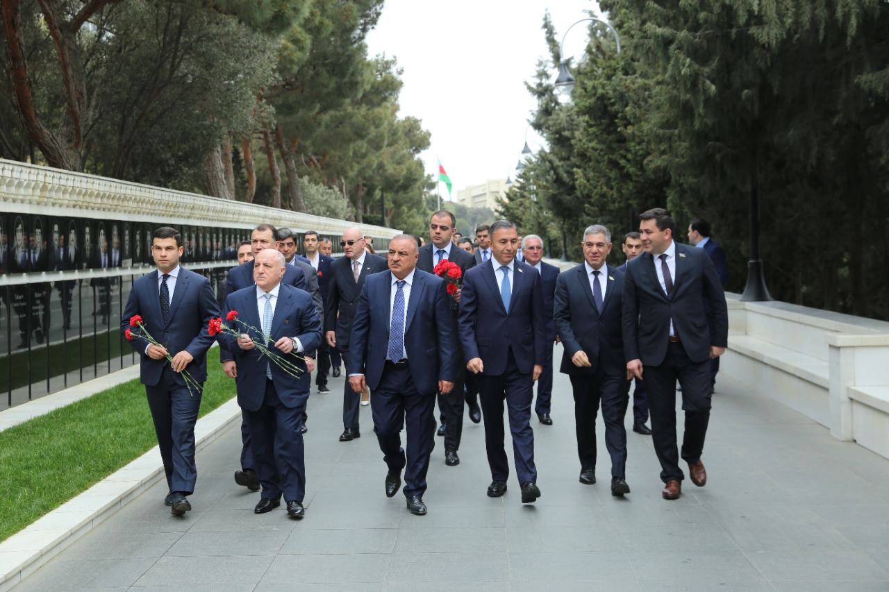 Sahibkarlar Fəxri Xiyaban və Şəhidlər Xiyabanını ziyarət ediblər