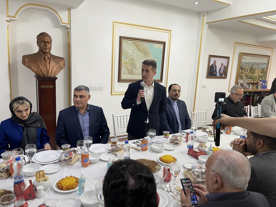 Azərbaycanın İrandakı səfirliyi jurnalistlər üçün iftar süfrəsi açdı