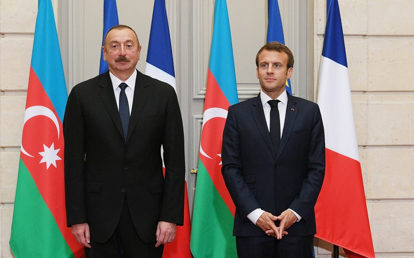 İlham Əliyev Makronu TƏBRİK ETDİ