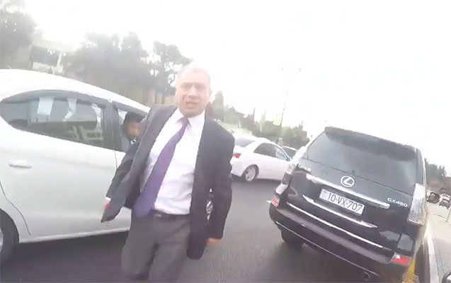 “Lexus”la ayağının üstündən keçdi, döyüb təhqir etdi - VİDEO