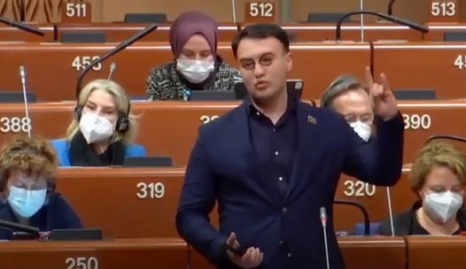 Azərbaycanlı deputat AŞPA-da “Bozqurd” göstərdi - VİDEO
