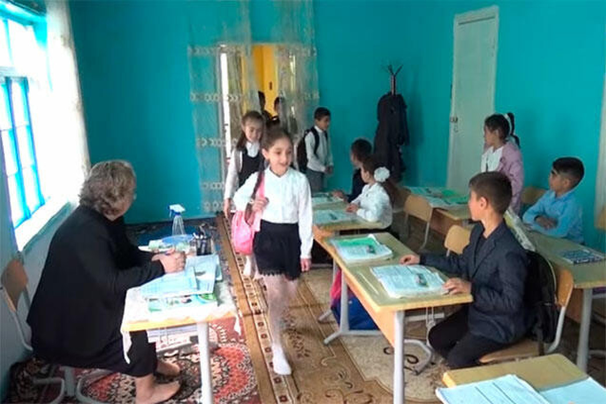 Müəlliminin evində dərs keçən şagirdlərə məktəb tikiləcək