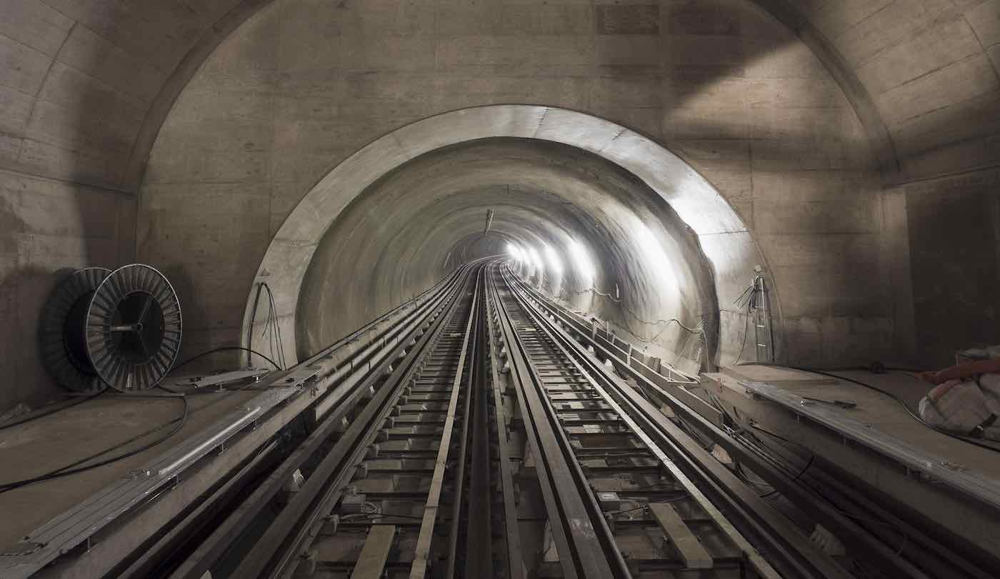 Bakı metrosunda OLAY - 2 qız qatar yolu ilə tunelə qaçıb 