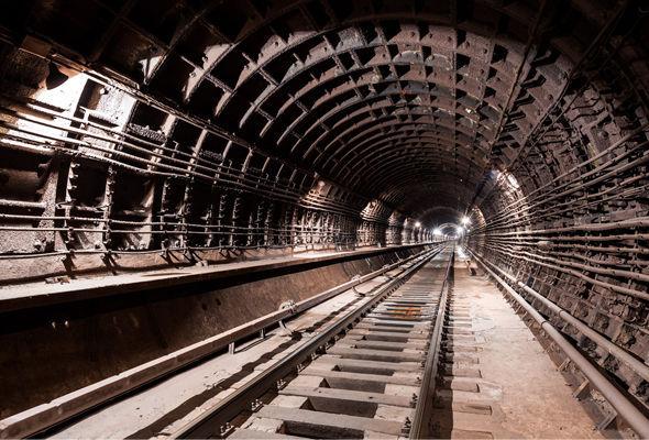 Metro tunelində qaçan qızlar 