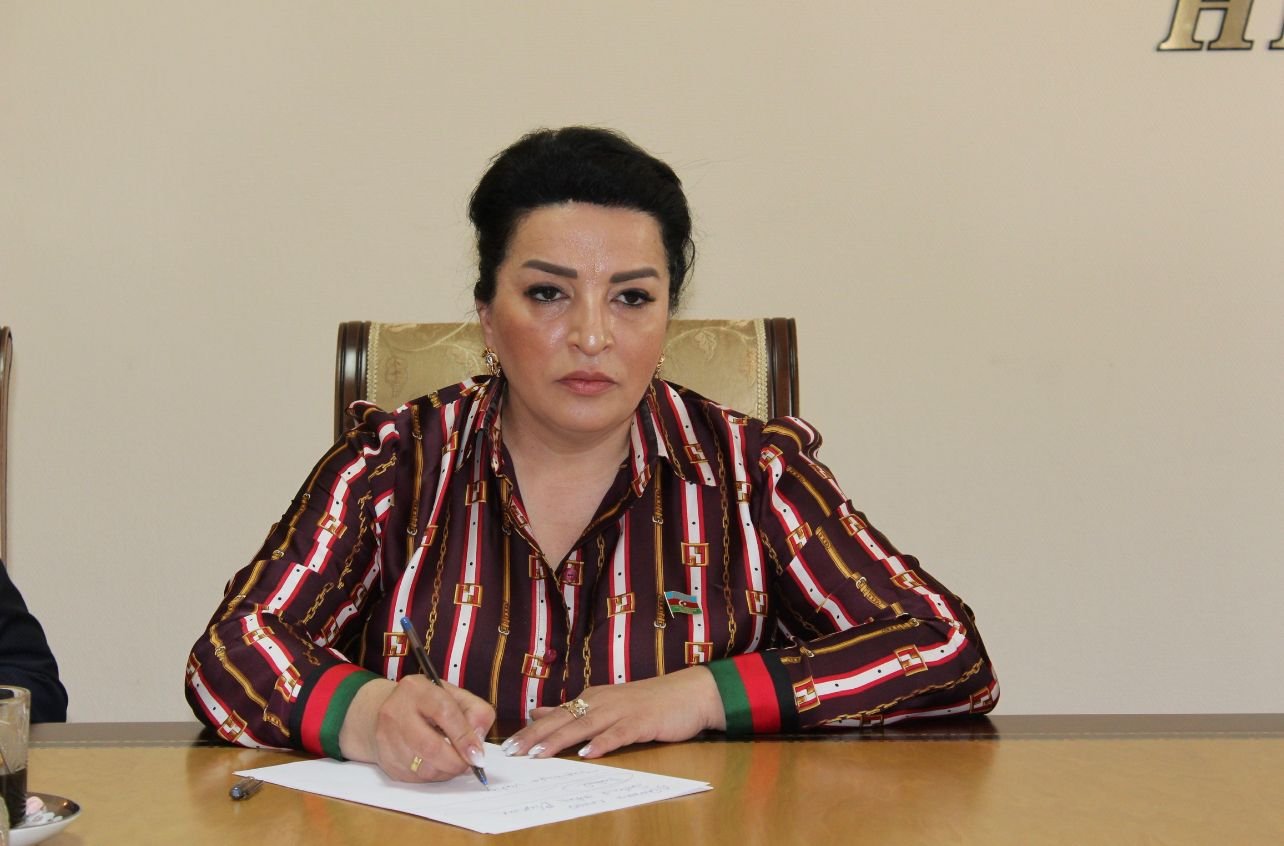 Deputat Bərdədə seçicilərin şikayətlərini dinlədi