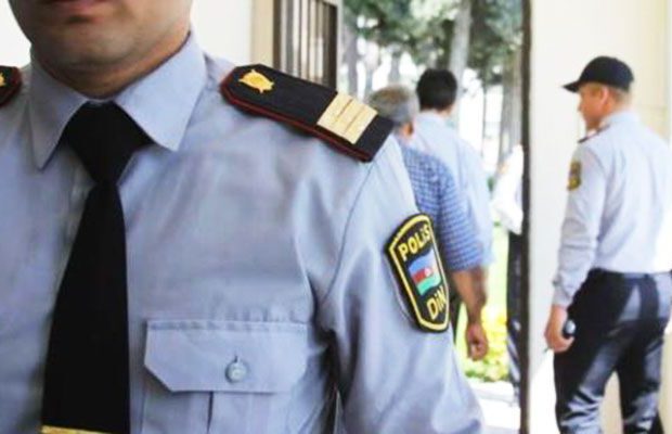 Göyçayda İNSİDENT - Polisin başına lövhə vurdular