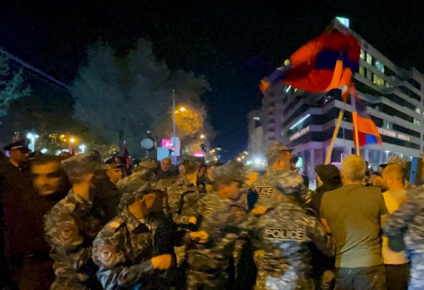İrəvanda polislər aksiyaçıları DÖYDÜ