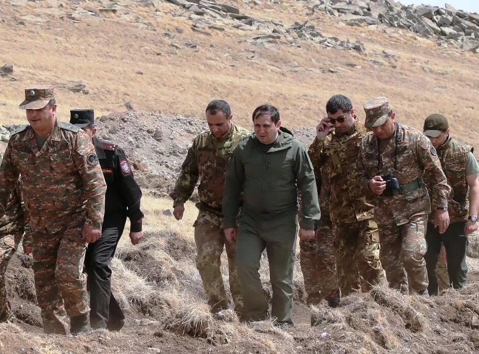 Ermənistanın müdafiə naziri Azərbaycanla sərhədə gəldi