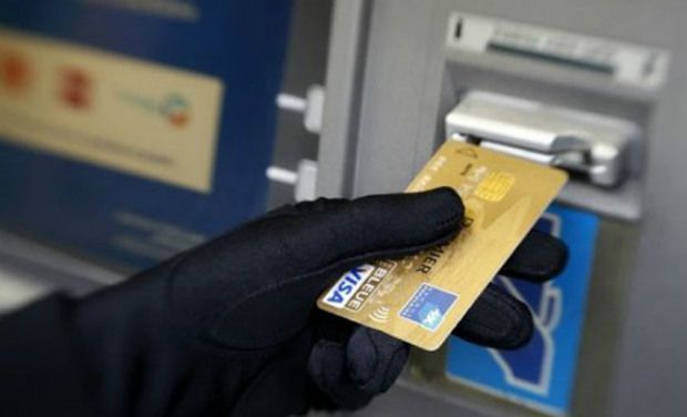 Bank kartını oğurlayıb hesabından pul çıxardı