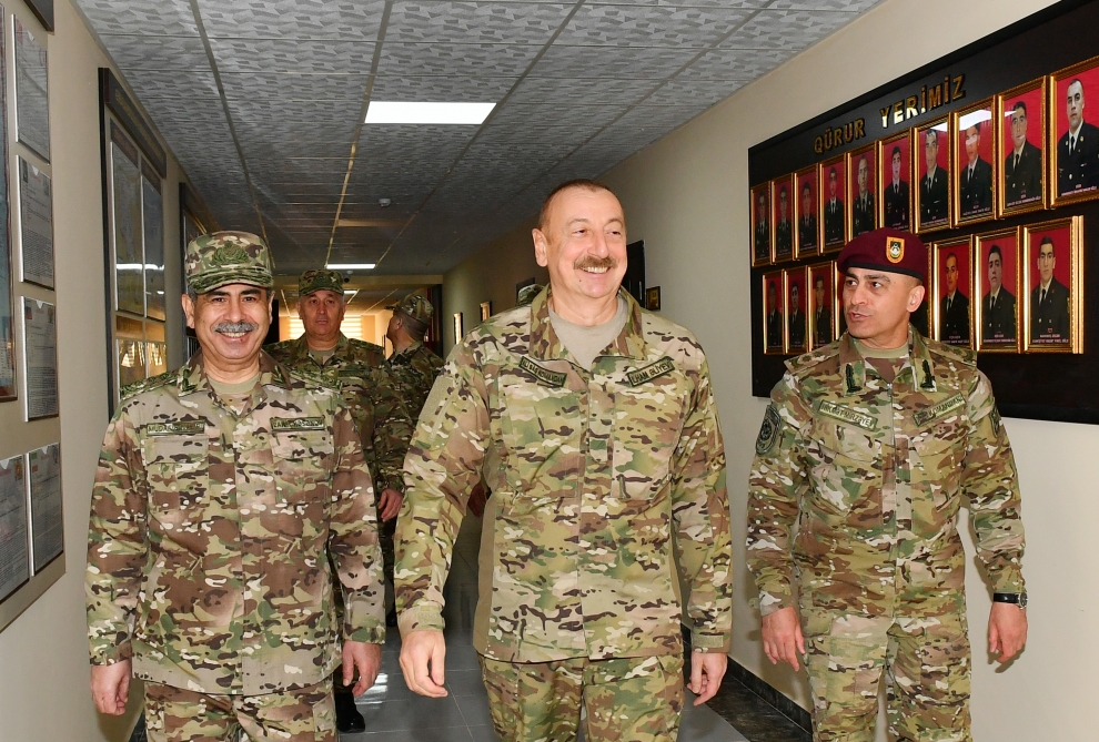 Prezident XTQ-nin hərbi hissəsində - FOTOLAR