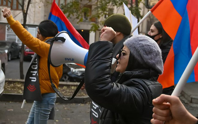 İrəvanda qarşıdurma: İki deputat, yüzdən çox etirazçı saxlanıldı