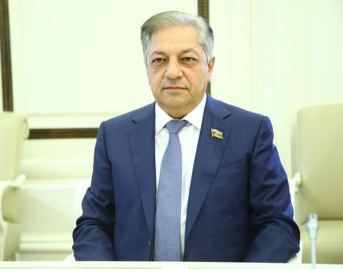 O Günəşlə gəlir...