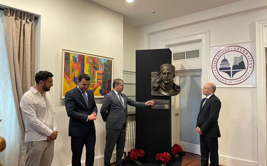 Hüseyn Cavidin büstü Ticarət Palatasına hədiyyə olundu