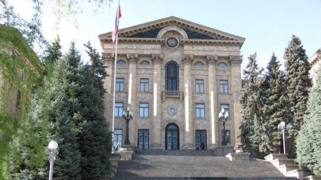 Ermənistanda etirazçılar parlament binasına hücum edir