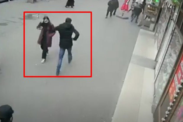 Küçədə qadınlara şillə vuran kişiyə HÖKM OXUNDU