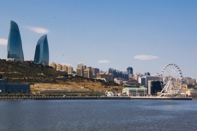 İçib özünü dənizə atdı - Polis xilas etdi