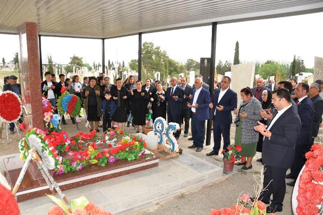 İcra başçısı Milli Qəhrəmanın məzarını ziyarət edib