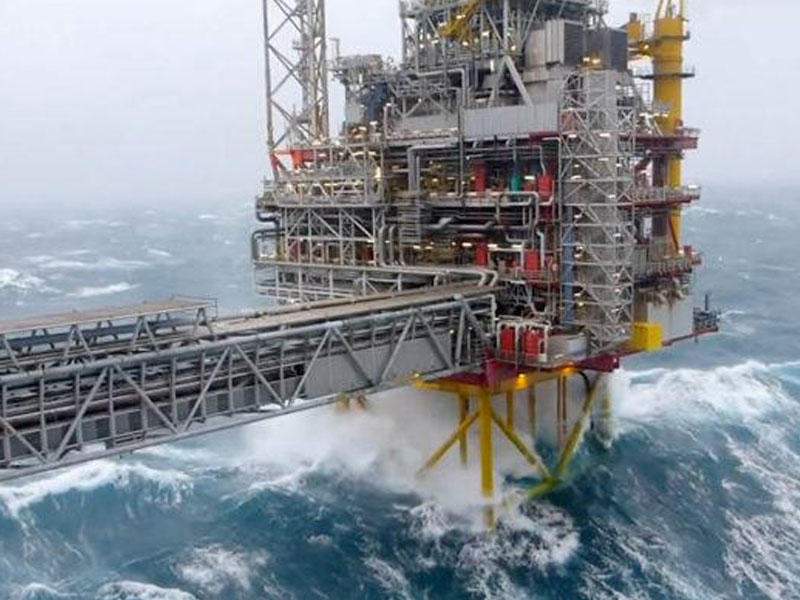 SOCAR neftçiləri təxliyə etdi