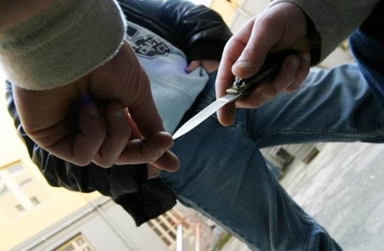 Bıçaqladığı gənci xəstəxanaya çatdırdı, sonra polisə TƏSLİM OLDU