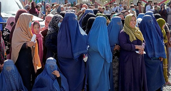 “Taliban”dan qadınlarla geyim QADAĞASI