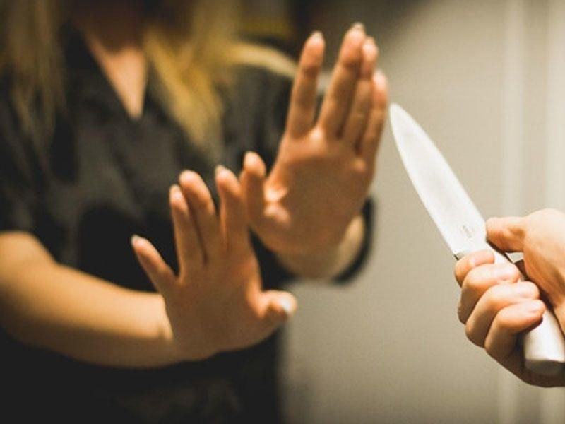 Ər boşanmaq istəyən arvadını BIÇAQLADI