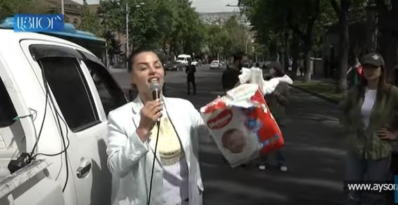 “Pampers”li aksiya: Qadınlar Paşinyanı ələ saldılar - VİDEO