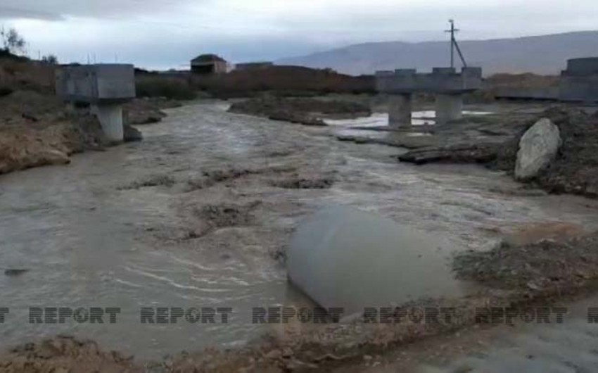 Hacıqabulda güclü sel körpünü uçurdu