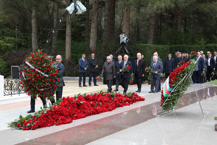 AHİK-in rəhbərliyi Heydər Əliyevin məzarını ziyarət edib