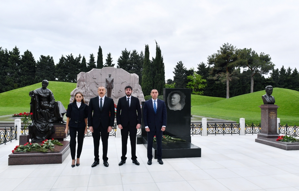 Prezident və ailəsi Heydər Əliyevin məzarını ziyarət edib - FOTOLAR