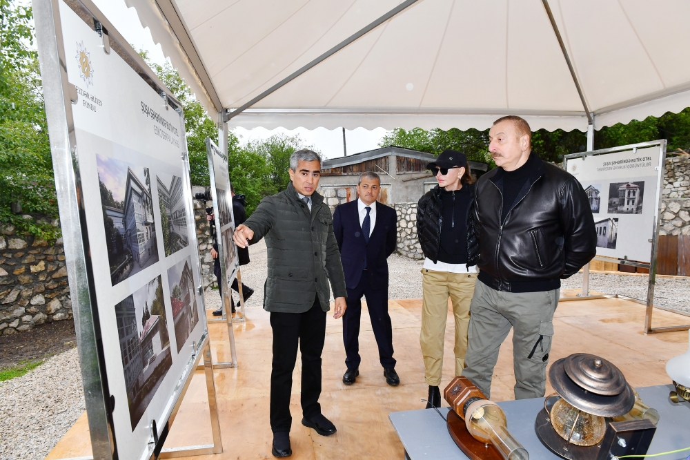 Prezident Şuşada bərpa işləri ilə tanış oldu