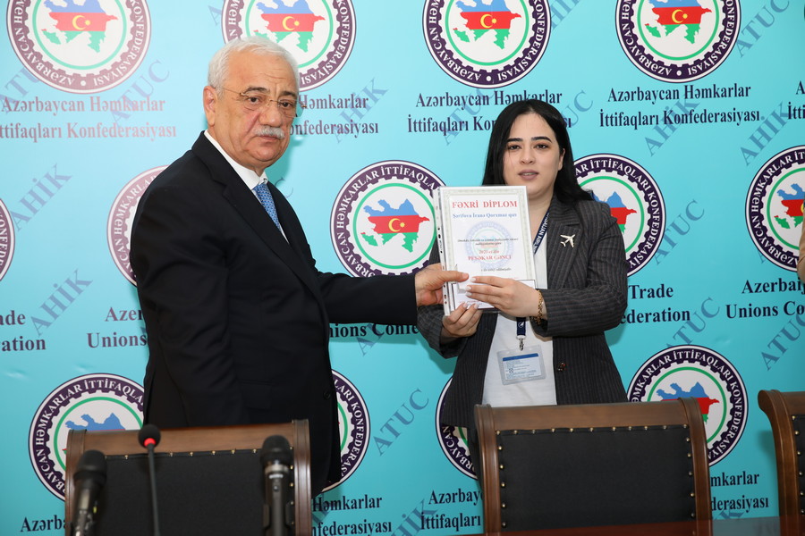 Səttar Möhbalıyev gəncləri mükafatlandırdı