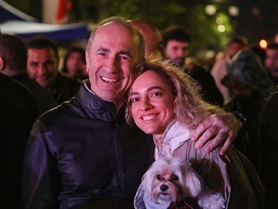 Robert Köçəryan qızını mitinqə gətirdi - FOTO